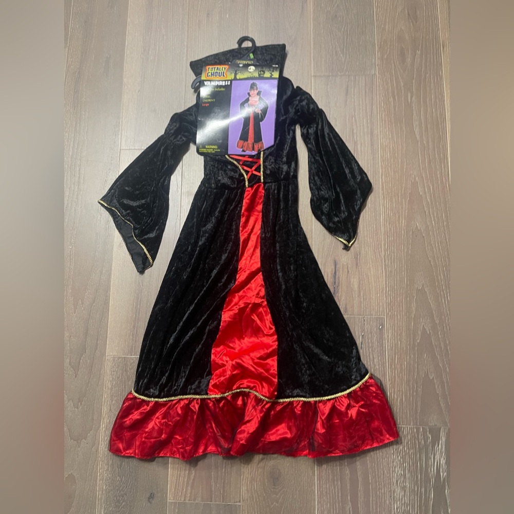 Totally Ghoul Vampiress Child costume. NWT. Large